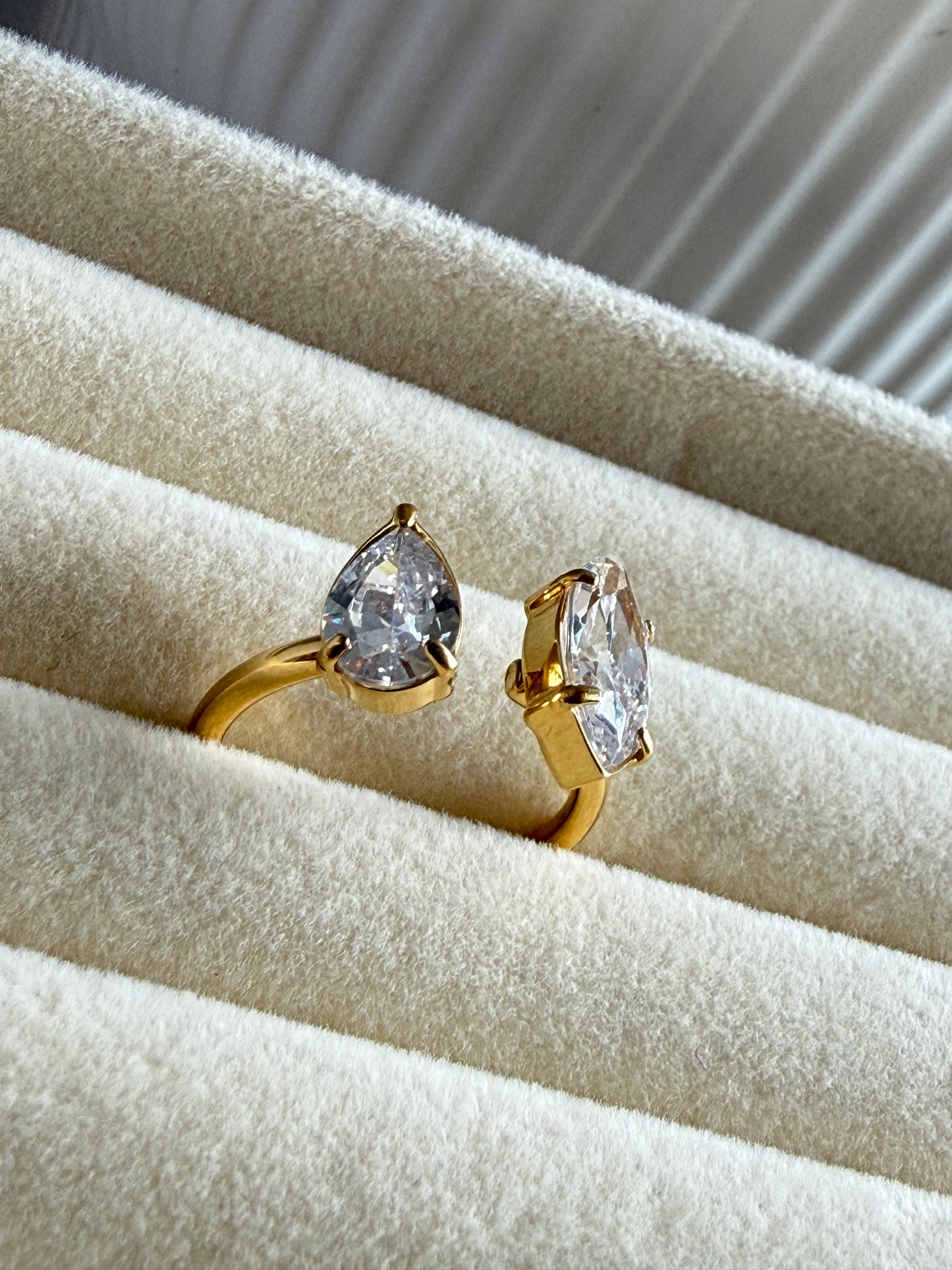 MAJA - Adjustable Ring with Teardrop Zirconia
