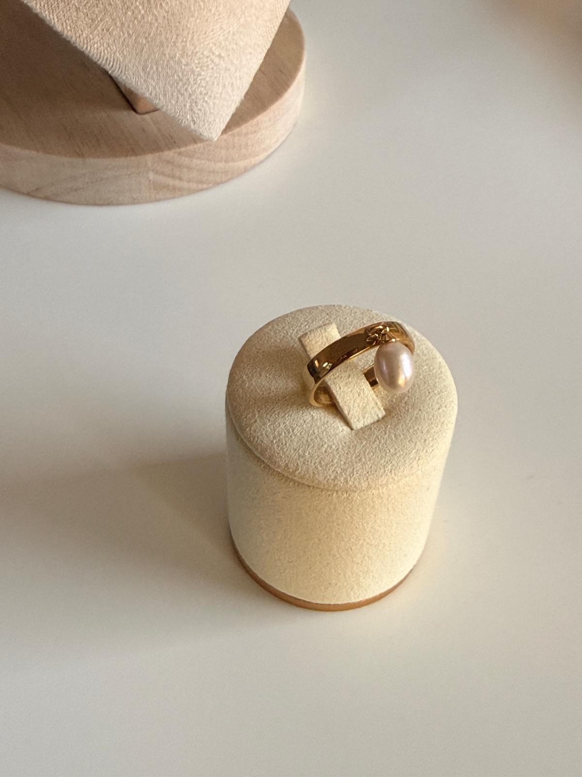 LIA – Moving Pearl Ring, 18K Gold-Plated