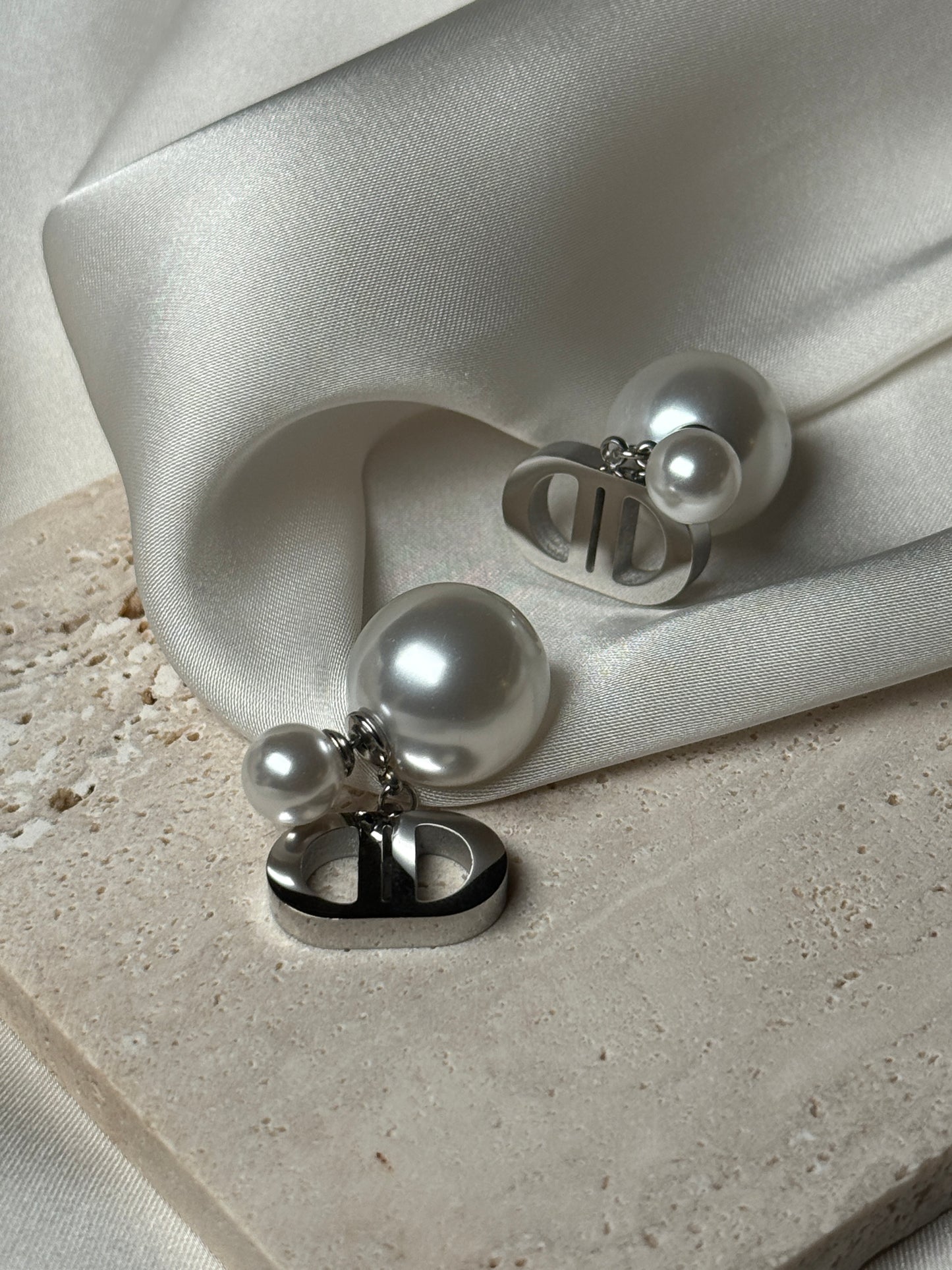 CLEO – Pearl Stud Earrings, Silver