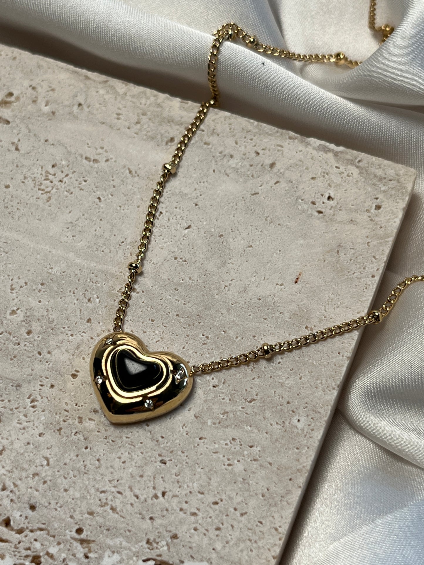 ALY – Black Heart Pendant Necklace, Gold Plated