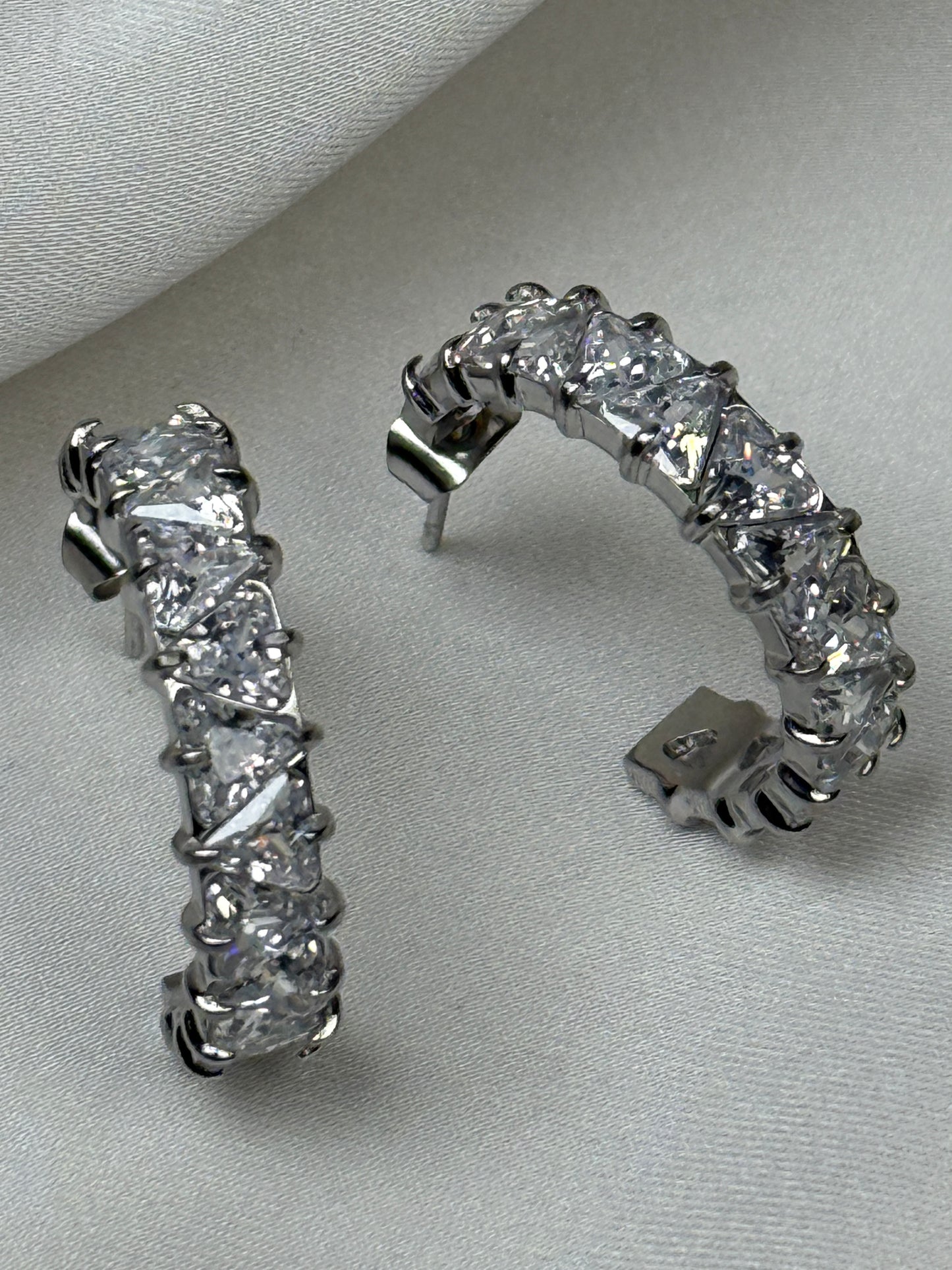 OLIVIA – Zirkonia Half Hoop Earrings, Silver