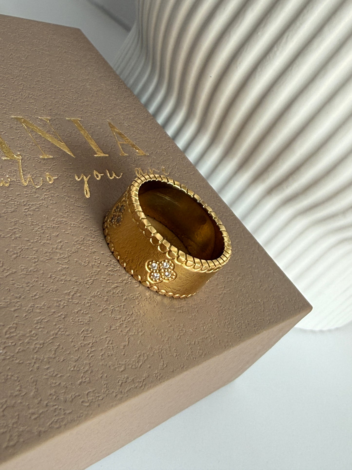 ELIE – Statement Band Ring – Gold-Plated