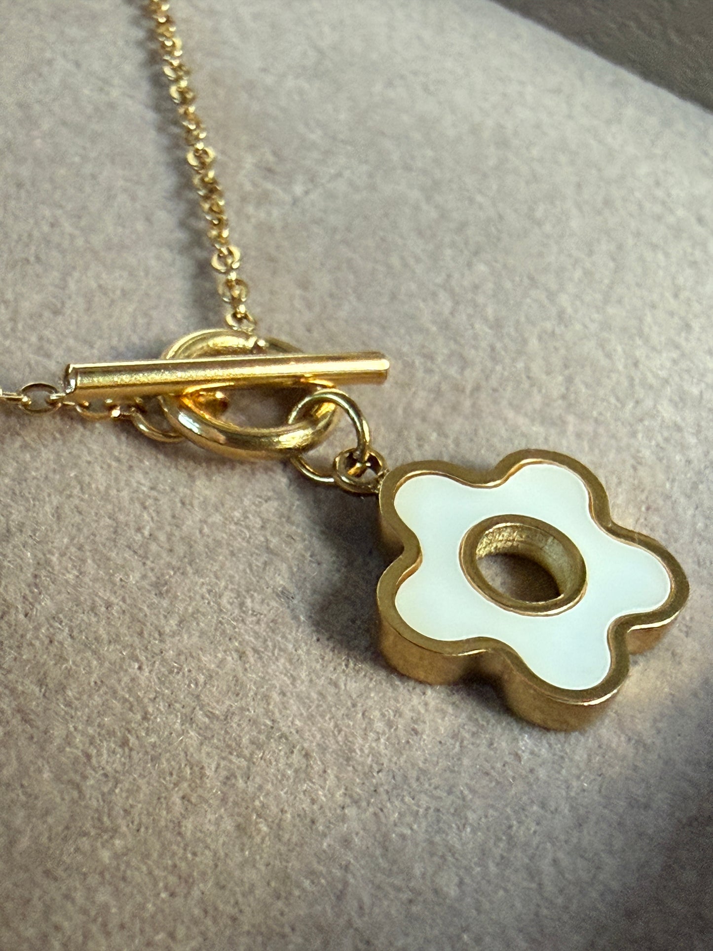 FLORA – Front Closure Necklace, Gold Plated