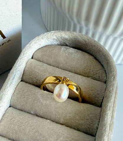 LIA – Moving Pearl Ring, 18K Gold-Plated