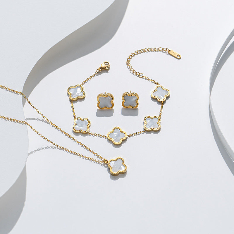 LIS – Pendant Necklace, Gold Plated