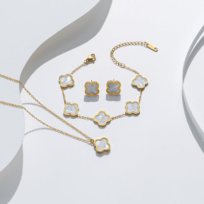 LIS – Pendant Necklace, Gold Plated