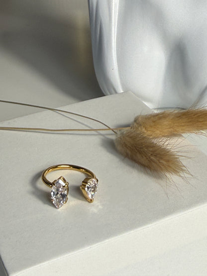 MAJA - Adjustable Ring with Teardrop Zirconia