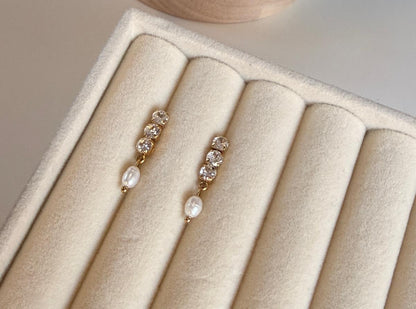 BEA – Pearl Stud Earrings, Gold Plated